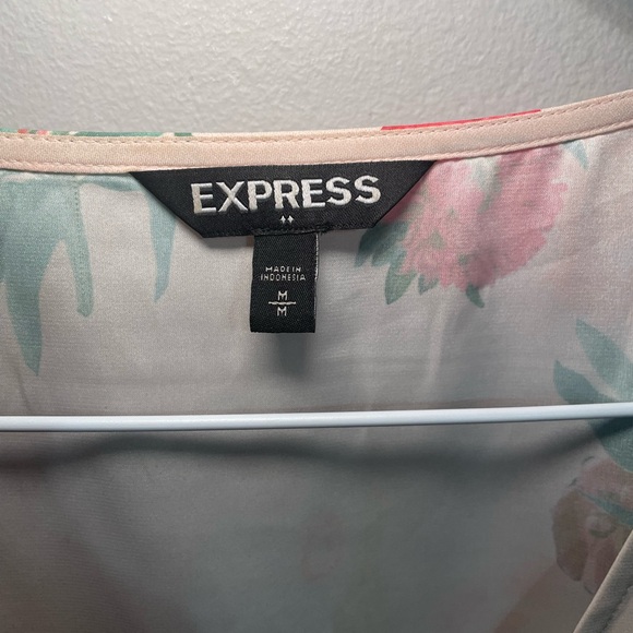 Express Blush Floral Zip V-Neck Top Medium EUC - Picture 5 of 6